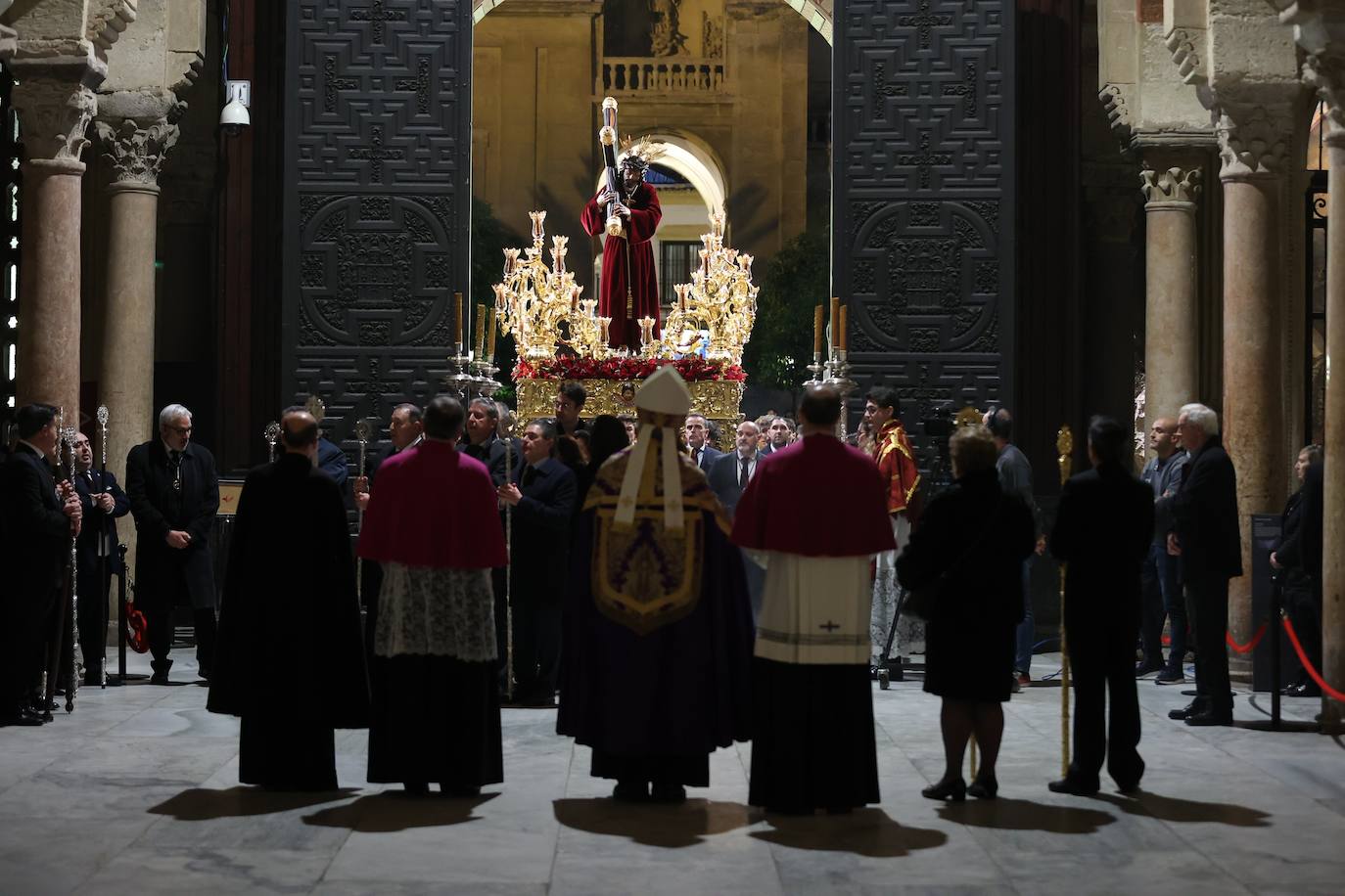 El Vía Crucis de las cofradías con Jesús del Buen Suceso de Córdoba, en imágenes