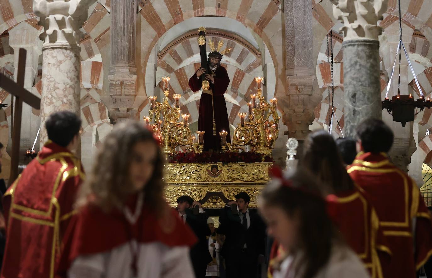 El Vía Crucis de las cofradías con Jesús del Buen Suceso de Córdoba, en imágenes