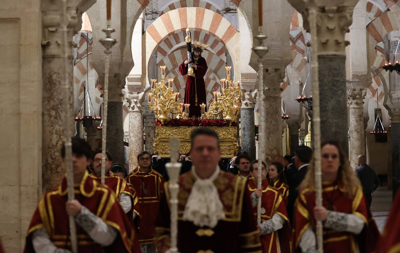 El Vía Crucis de las cofradías con Jesús del Buen Suceso de Córdoba, en imágenes