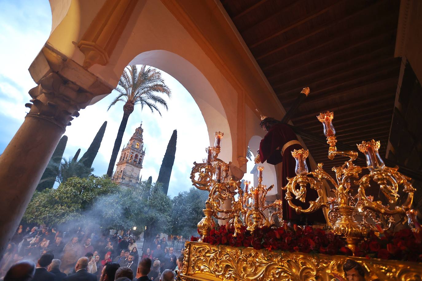 El Vía Crucis de las cofradías con Jesús del Buen Suceso de Córdoba, en imágenes