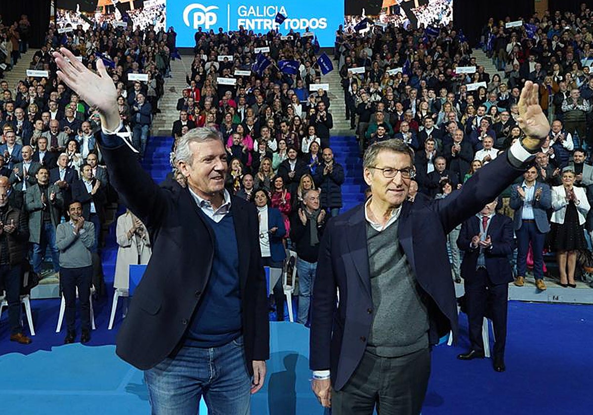 Alfonso Rueda y Alberto Núñez Feijóo, a su llegada al acto de este sábado en Santiago