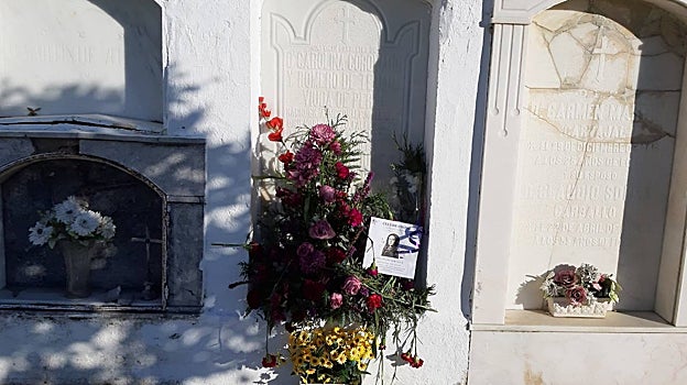 Nicho de la poeta y su marido en el Cementerio Viejo de Badajoz
