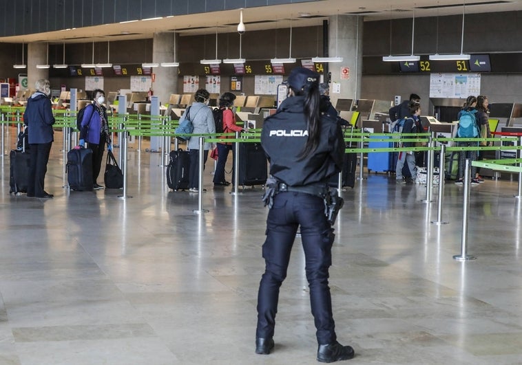 Detienen a una fugitiva rusa buscada por  falsificar obras de arte en el aeropuerto de Alicante