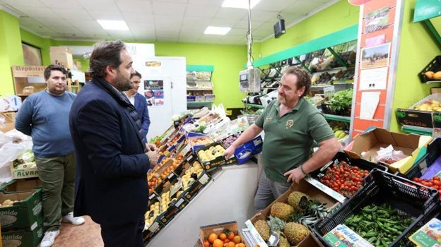 El presidente del PP de Castilla-La Mancha, Paco Núñez, en una visita a un puesto de frutas y hortaliza