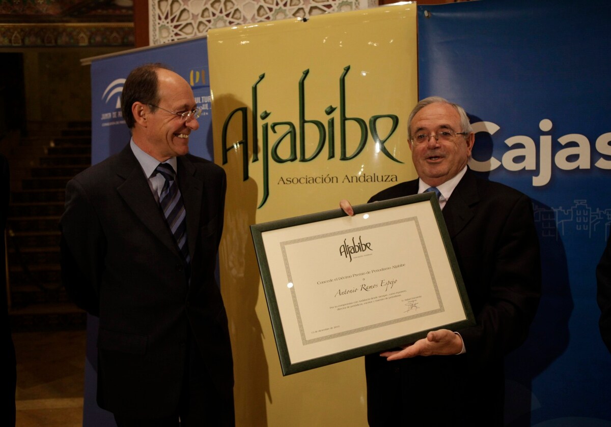 Antonio Ramos recogiendo un premio en 2010