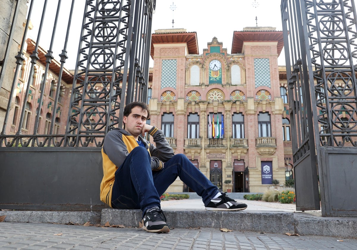 Gutiérrez, en la puerta de la antigua Veterinaria