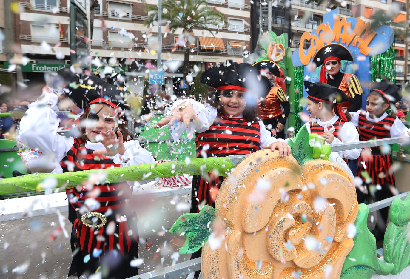La colorida Cabalgata del Carnaval de Córdoba, en imágenes