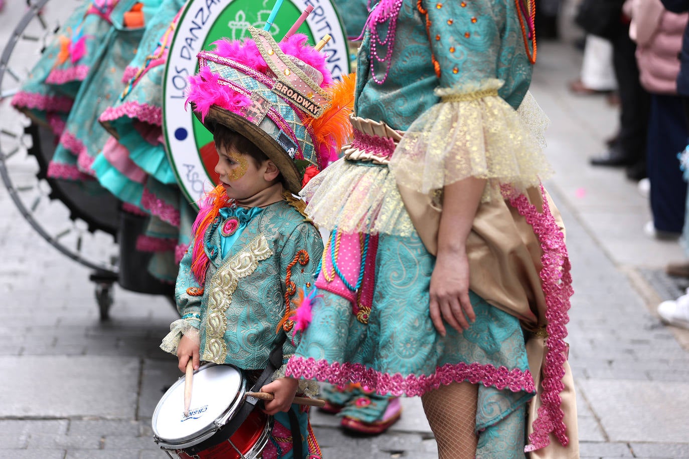 La colorida Cabalgata del Carnaval de Córdoba, en imágenes