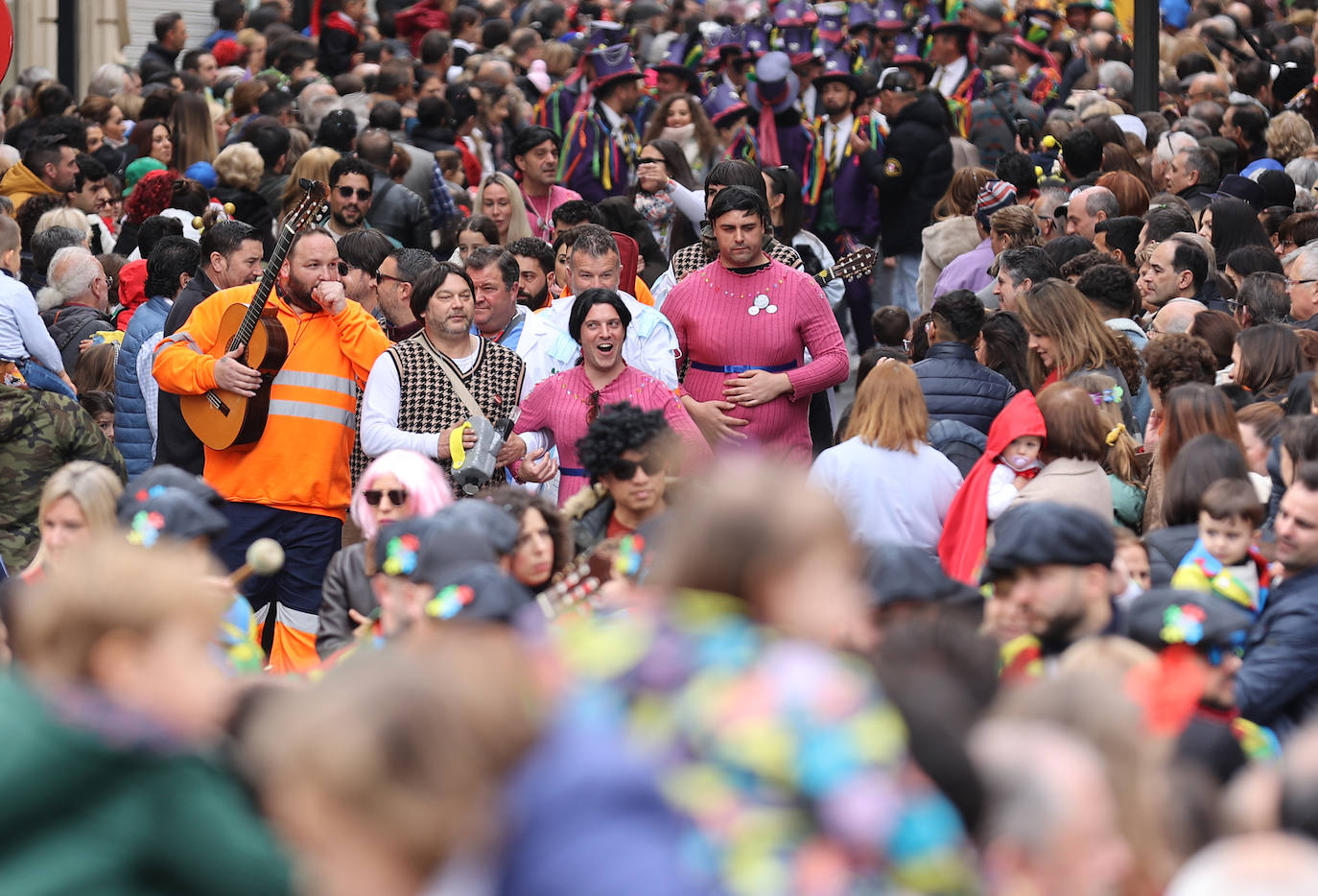 La colorida Cabalgata del Carnaval de Córdoba, en imágenes
