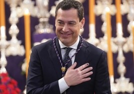 Juanma Moreno recibe la medalla de 'hermano distinguido' de las Reales Cofradías Fusionadas de Málaga