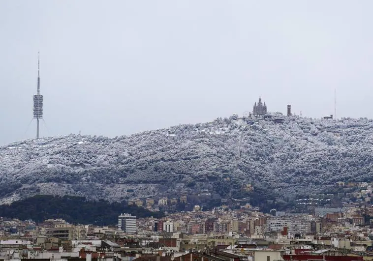 La nieve tiñe de blanco la parte alta de Barcelona