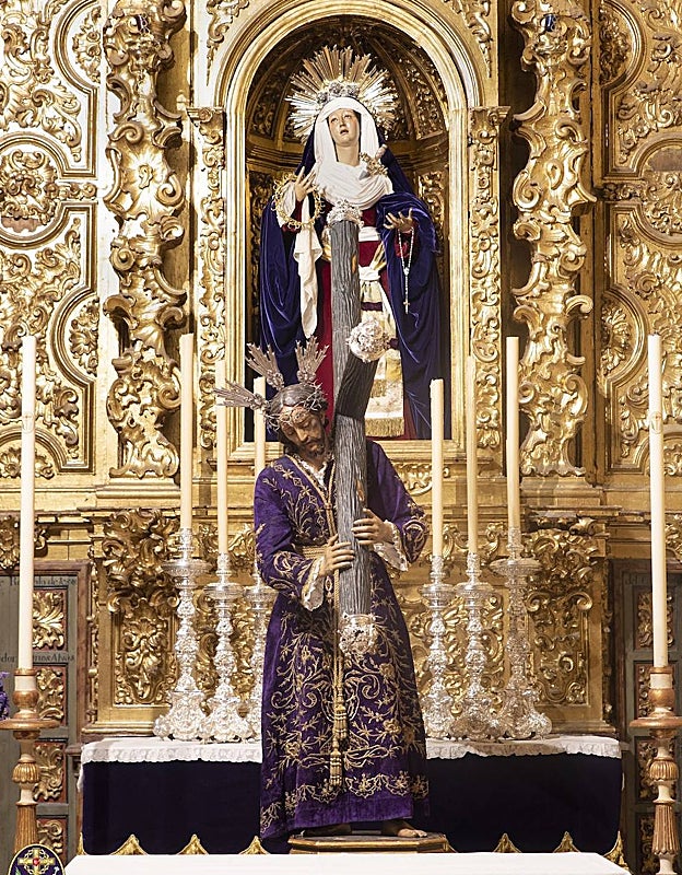 El Señor del Calvario, con la Virgen en el retablo del Señor