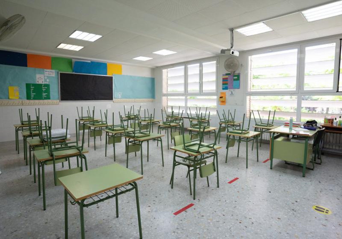 Aula vacía de un colegio de la ciudad de Valencia, en imagen de archivo.