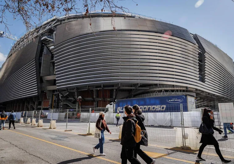 El Bernabéu muda su piel y ya cubre de plata el viejo hormigón