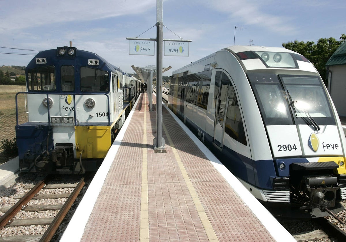 Apeadero con trenes de Feve, en una imagen de archivo