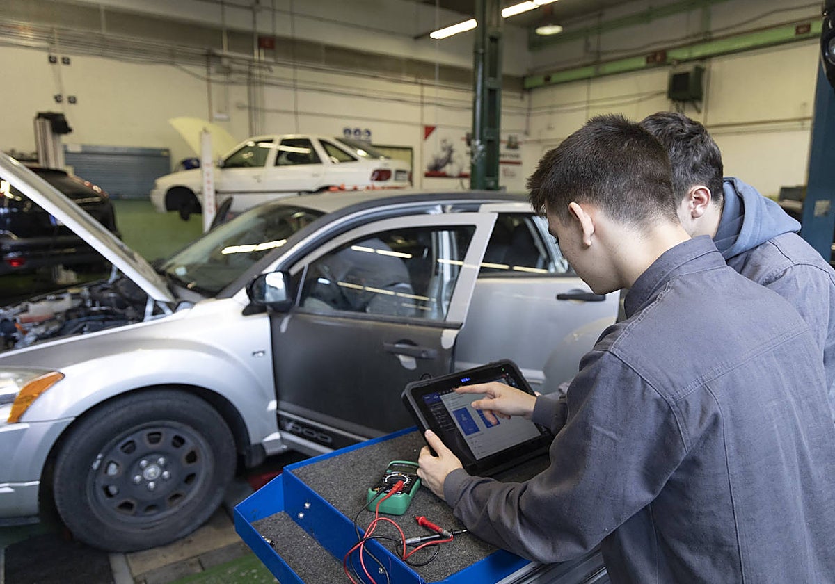 Alumnos, en uno de los talleres del centro de FP Juan de Herrera