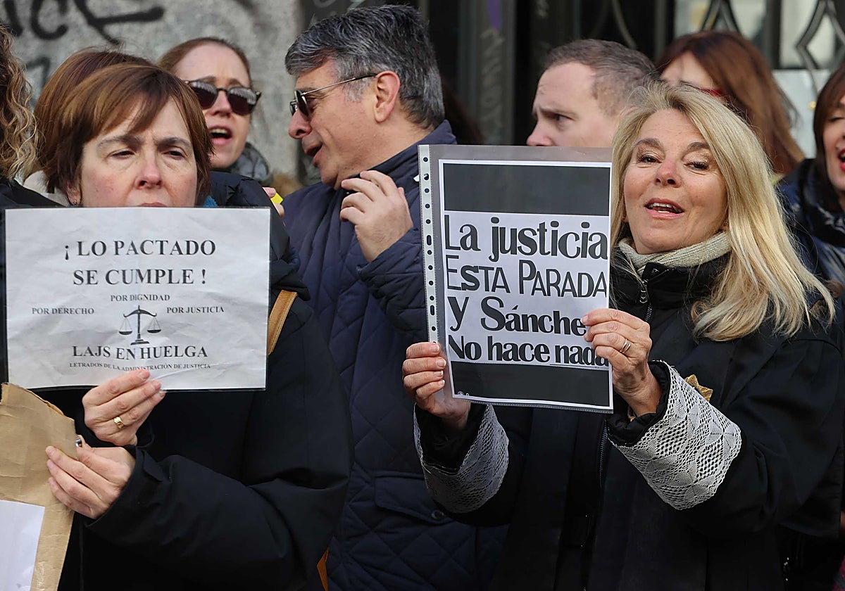Letrados judiciales a las puertas del ministerio, el pasado viernes