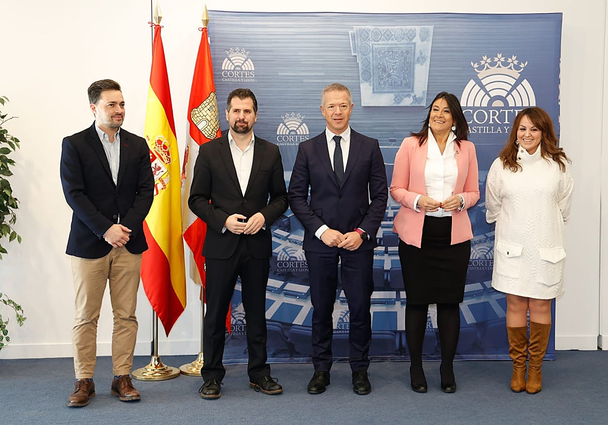 Los socialistas Diego Moreno, Luis Tudanca, Ander Gil, Ana Sánchez y Patricia Gómez, este lunes en las Cortes de Castilla y León