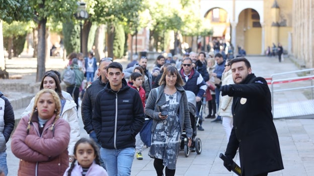 Un guía hace una indicación en el Patio de los Naranjos