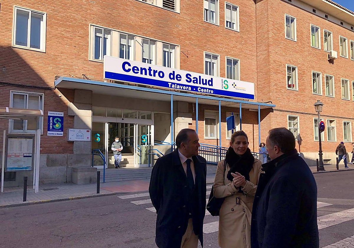 José Julián Gregorio y Carloina Aguda delante del Hospital de Talavera