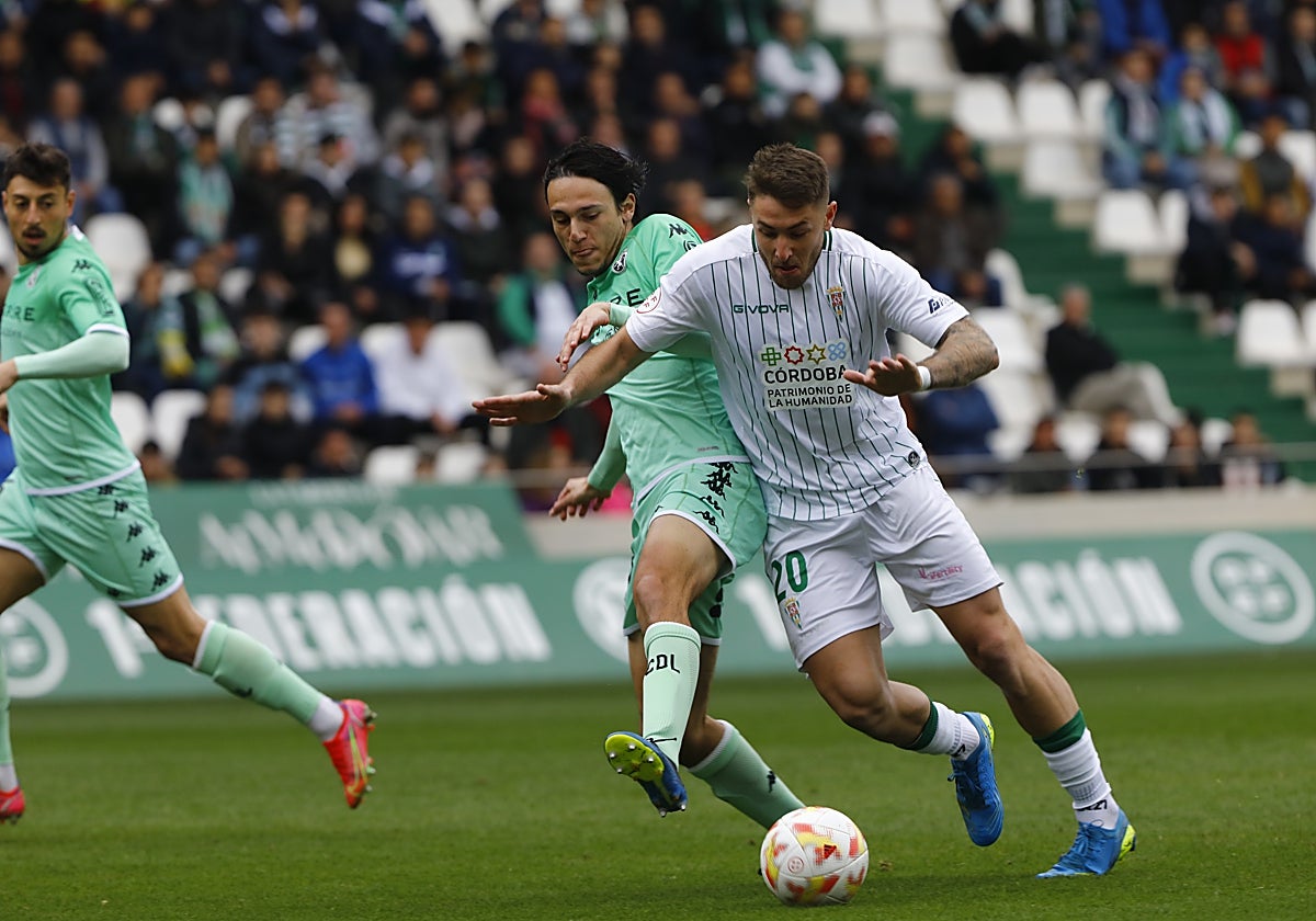 Antonio Casas pelea con el balón con un rival en El Arcángel