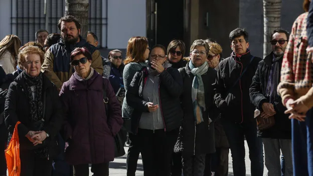 Imagen del minuto de silencio convocado este martes en Vilamarxant (Valencia) tras el criemn