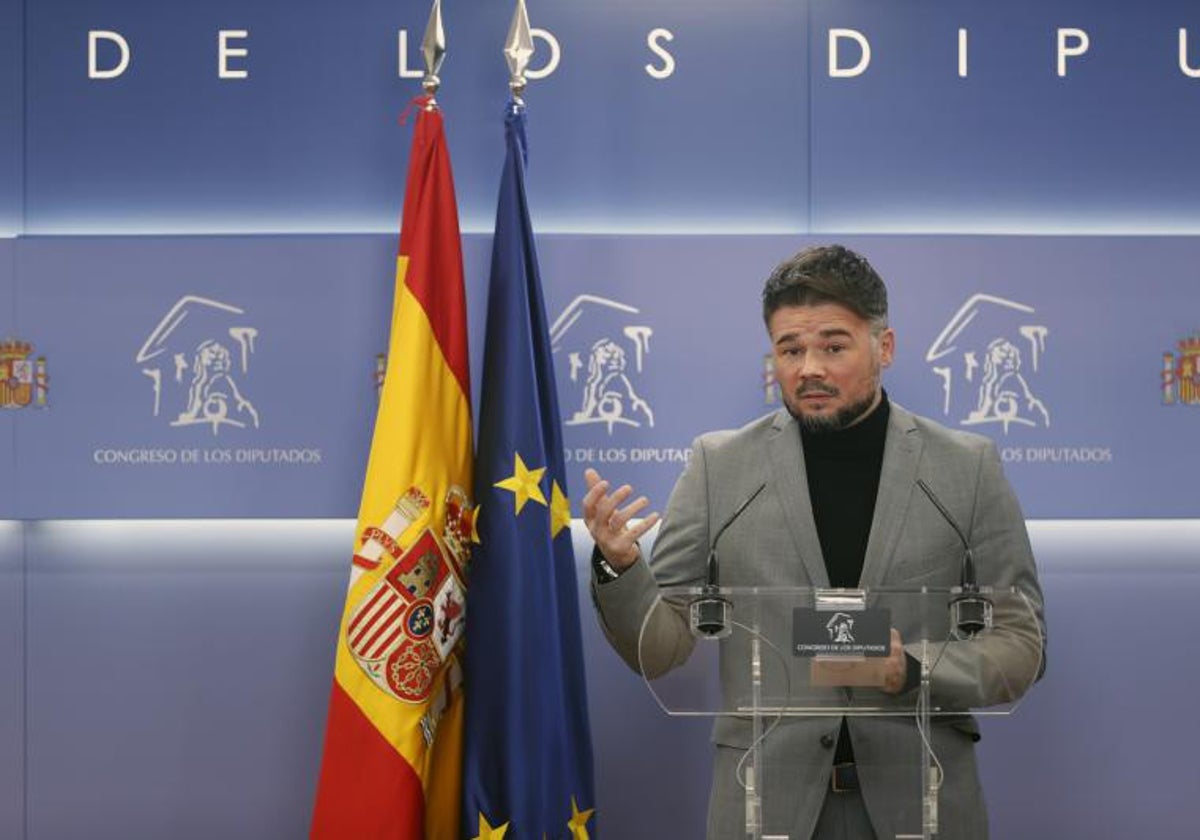 El portavoz de ERC, Gabriel Rufián, durante una rueda de prensa este martes en el Congreso, que acoge la reunión de la Junta de Portavoces