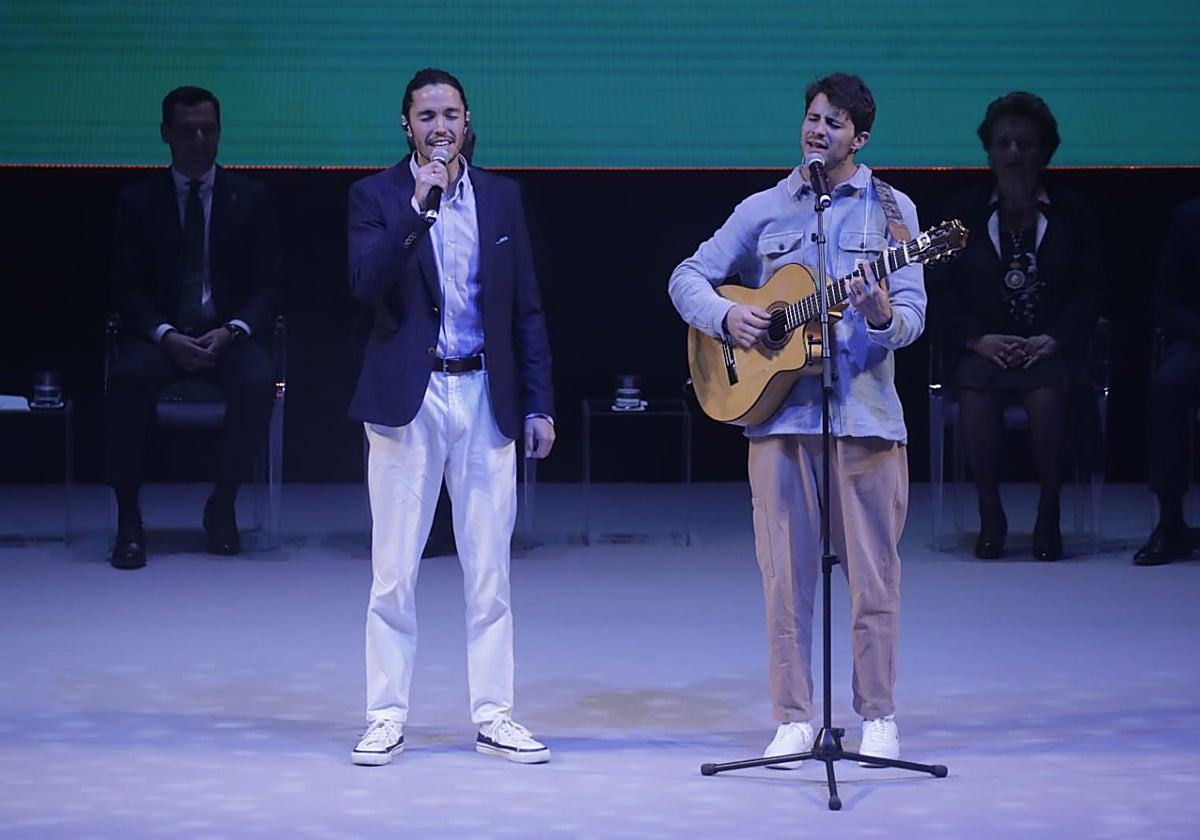 Javier y Pablo Imbroda, cantando en el escenario del Teatro Maestranza de Sevilla