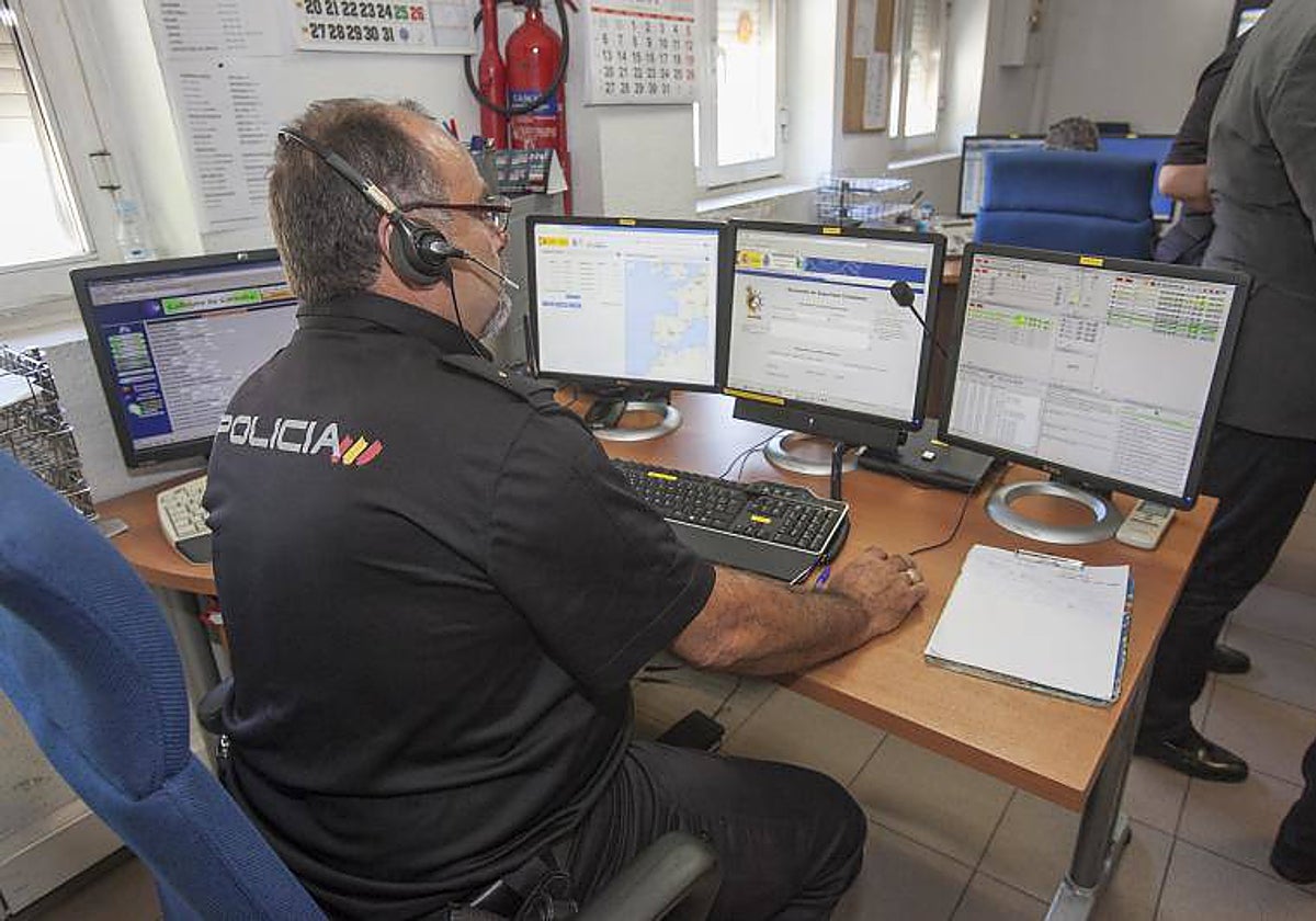 Agentes de la Policía Nacional en la comisaría de Córdoba