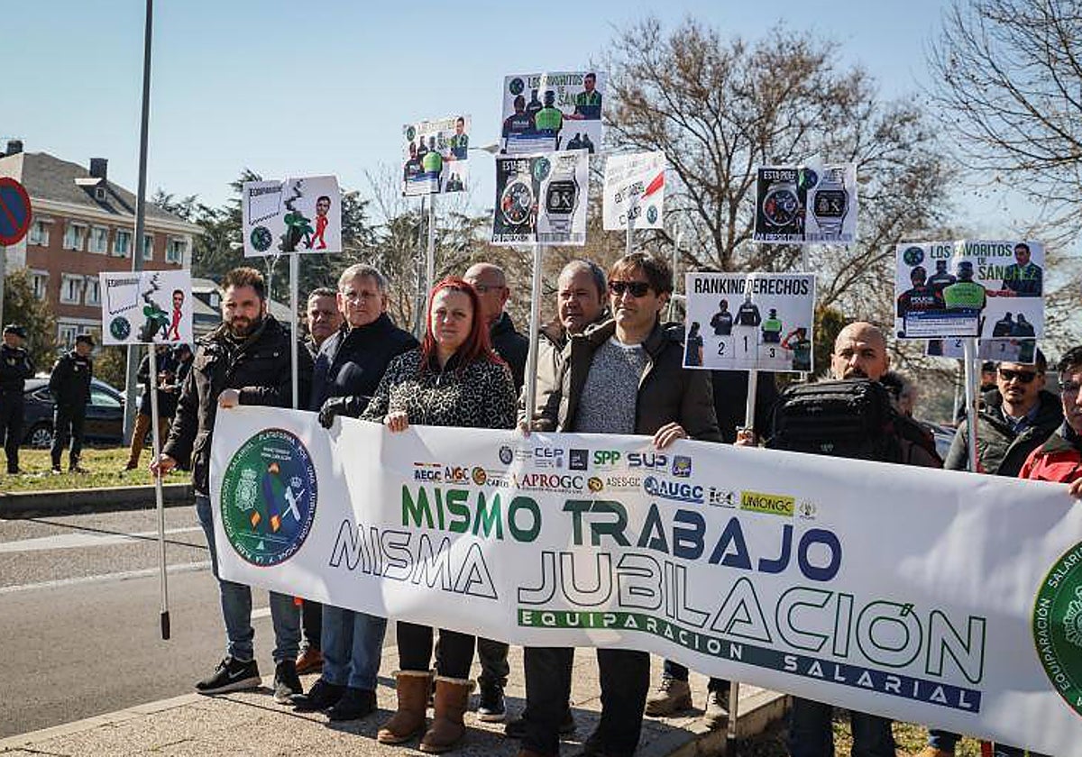 Los representantes de la Policía y la Guardia Civil protestan ante La Moncloa