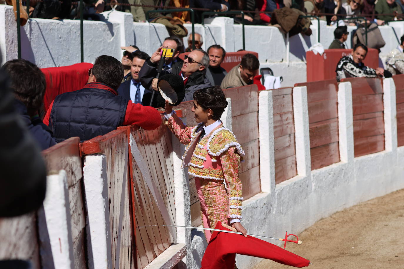 El triunfo de Manuel Román en su debú con picadores, en imágenes