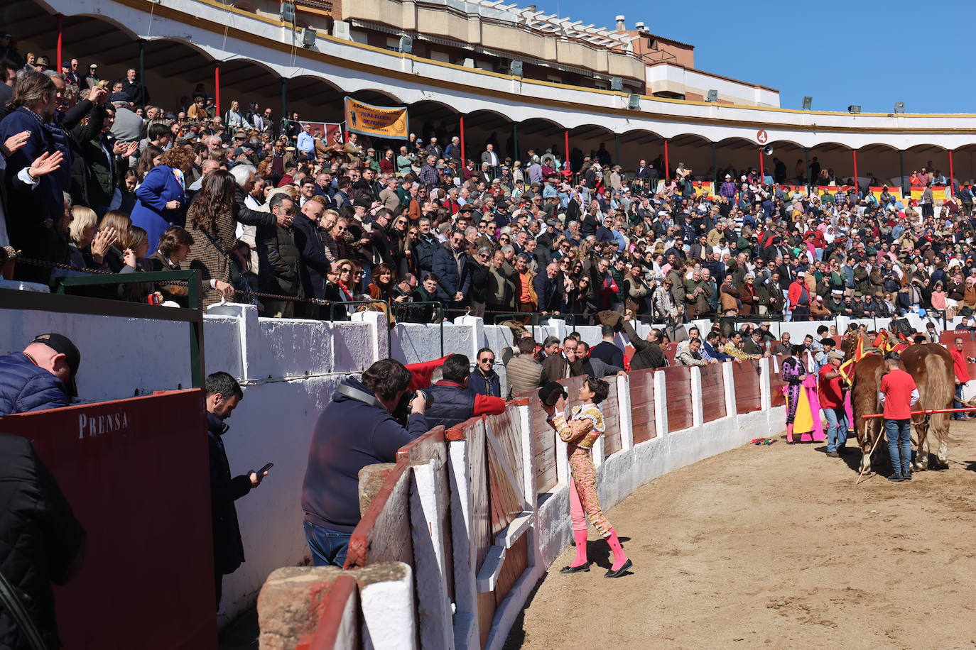 El triunfo de Manuel Román en su debú con picadores, en imágenes