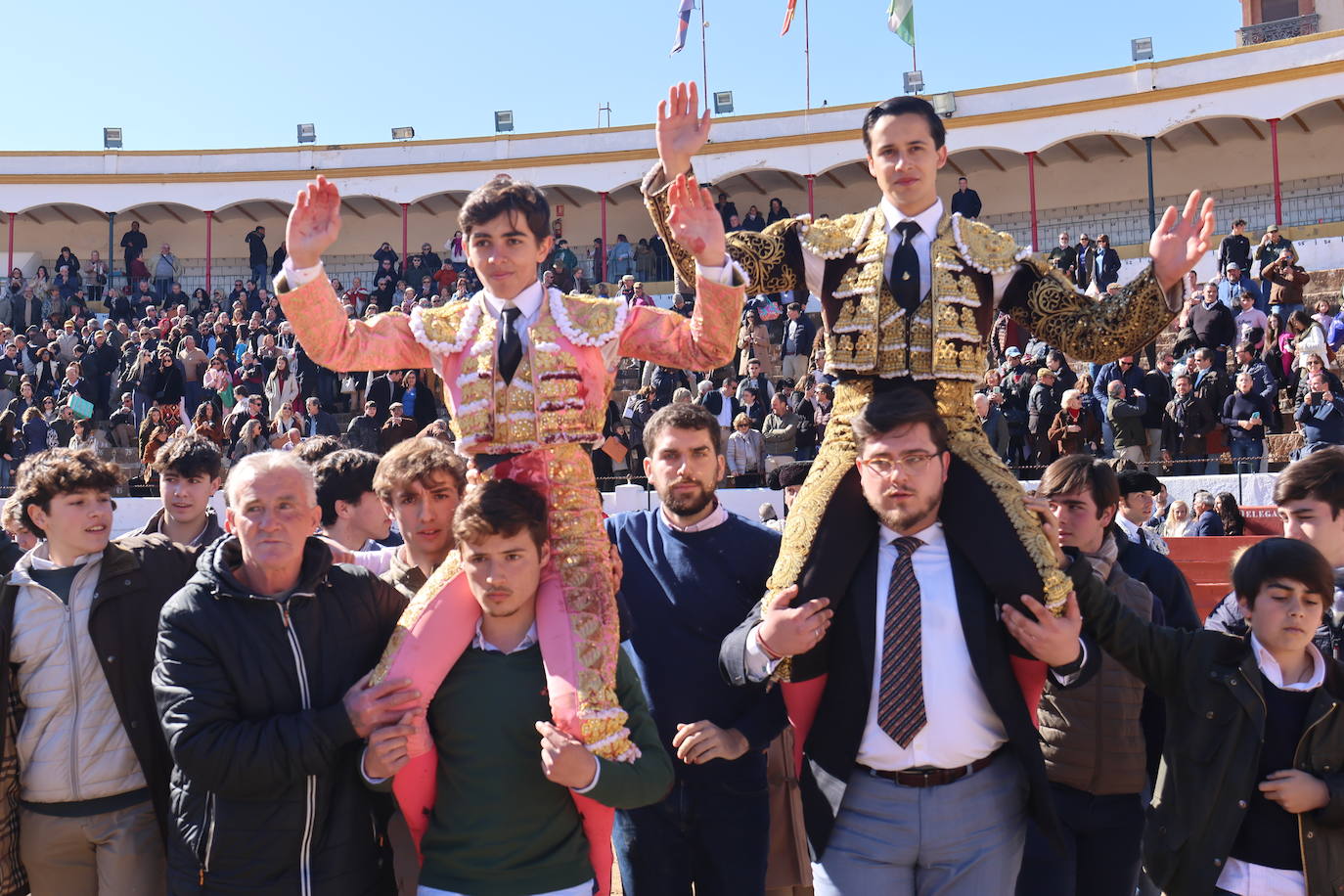 El triunfo de Manuel Román en su debú con picadores, en imágenes