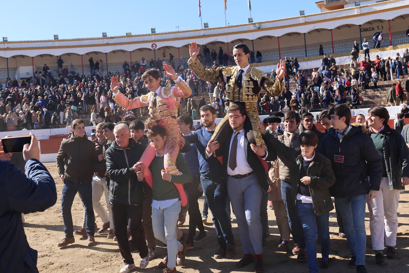 El triunfo de Manuel Román en su debú con picadores, en imágenes