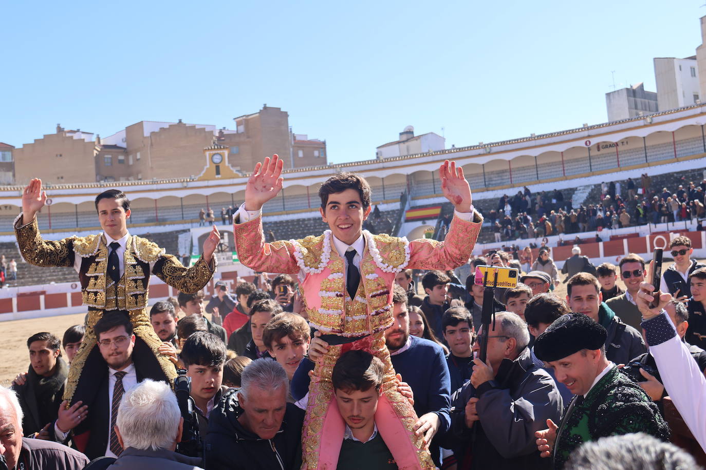 El triunfo de Manuel Román en su debú con picadores, en imágenes