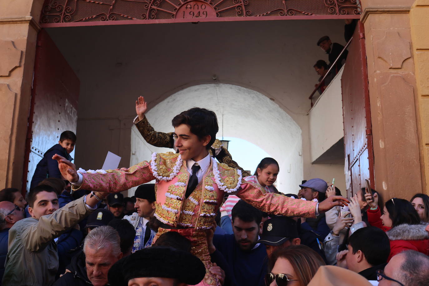 El triunfo de Manuel Román en su debú con picadores, en imágenes