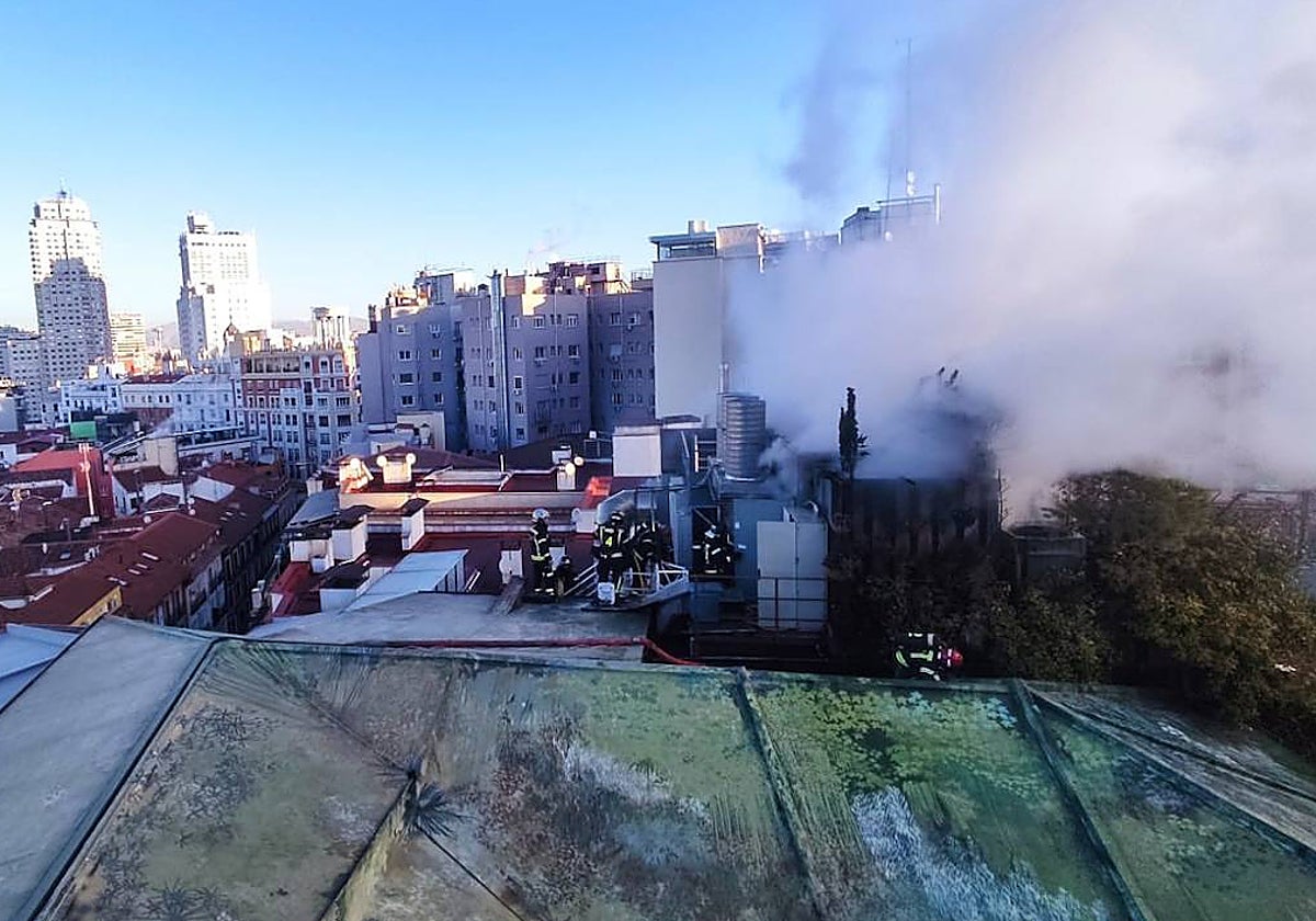 Gran humareda durante el incendio en la azotea de un hotel