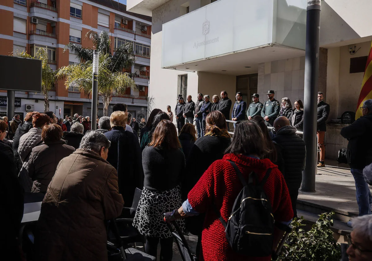 Imagen del minuto de silencio convocado este martes en Vilamarxant (Valencia) tras el asesinato de un bebé