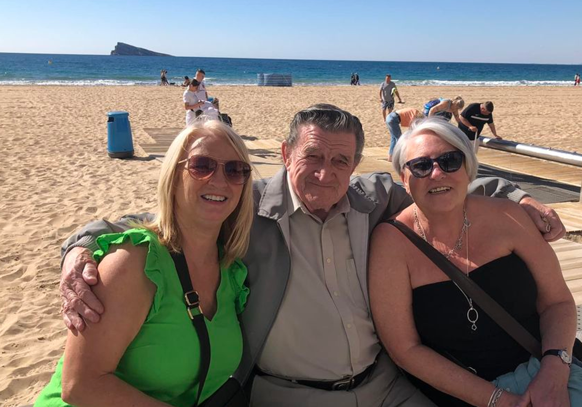 Imagen de Derek Flynn en la playa de Benidorm