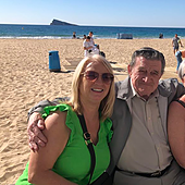 La conmovedora historia del jubilado británico que persiguen los fans en Benidorm: «Llevo más de 2.000 selfies»