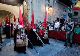 Emilio León restaura las pértigas de los Reyes Católicos de la Caridad de Córdoba