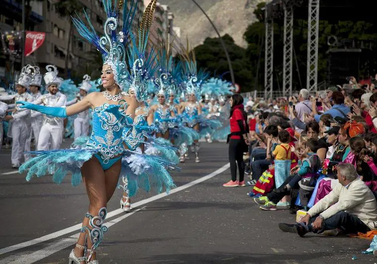 Pierde una riñonera con droga en el Carnaval de Tenerife, lo denuncia a la policía y acaba detenida