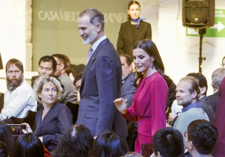 El Rey Felipe pide que la ciencia fundamente las políticas públicas y aboga por realzar el talento joven investigador