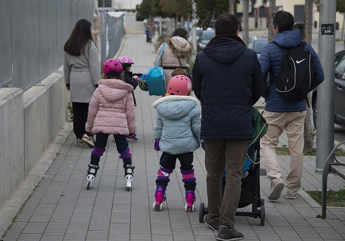 Varios padres recogen a sus hijas a la salida de un colegio madrileño, en una imagen de archivo