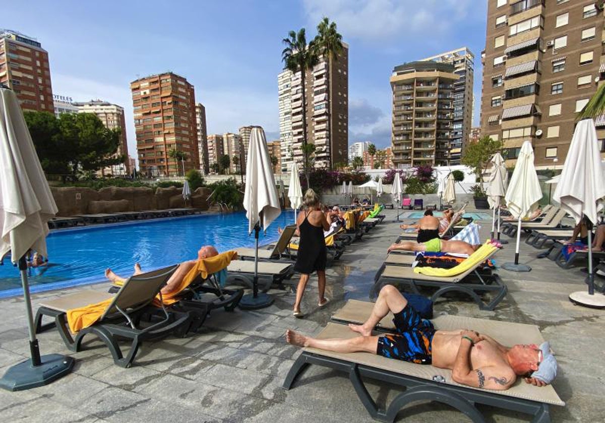 Turistas en la terraza de un hotel de Benidorm.