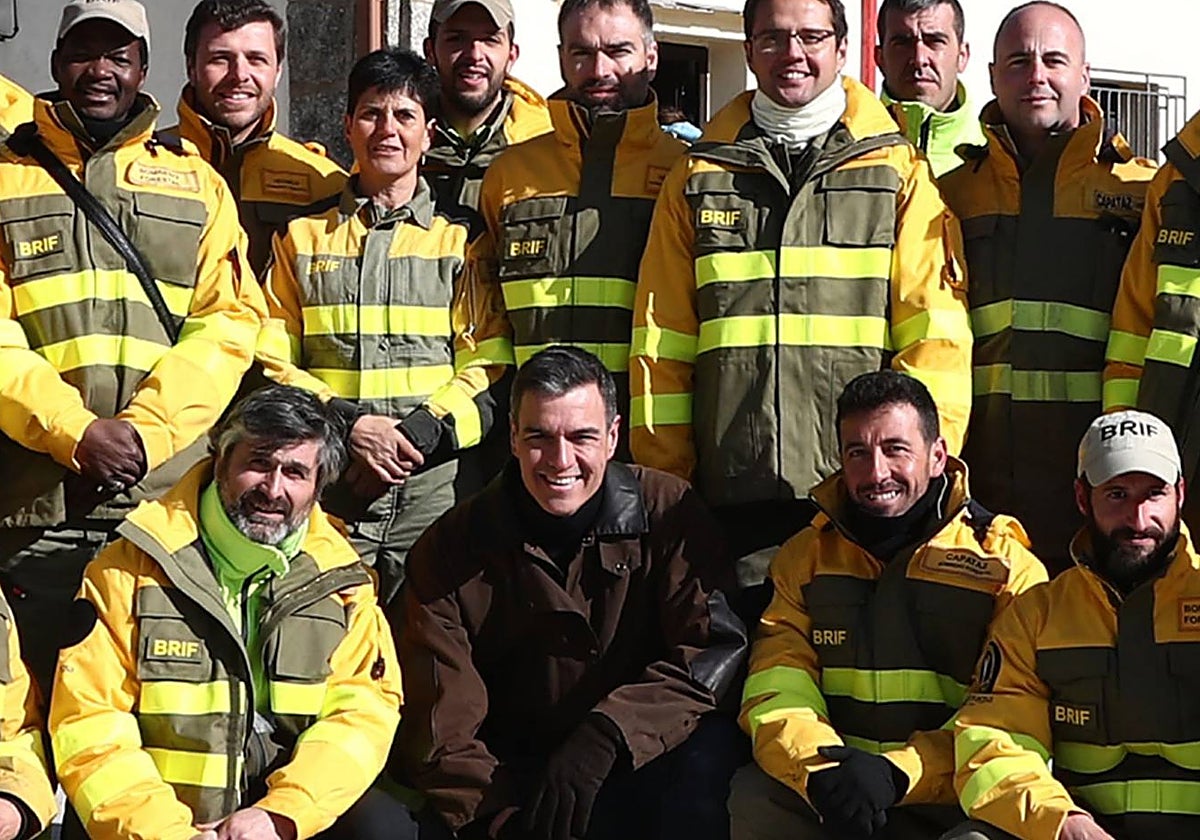 El presidente del Gobierno, Pedro Sánchez, durante el encuentro que mantuvo el martes con los miembros de la Brigada de Refuerzo de Incendios Forestales (BRIF), con sede en el puerto del Pico (Ávila)
