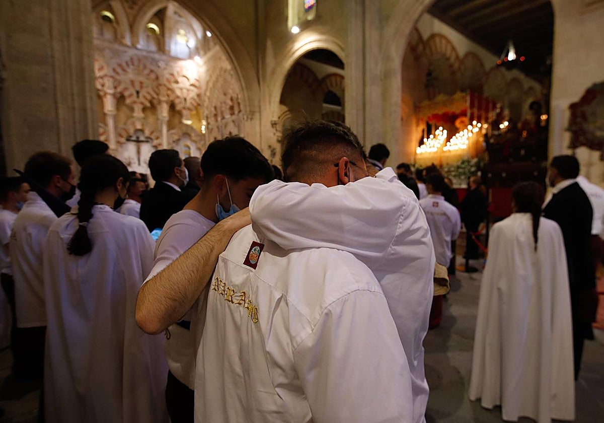 Costaleros de la Agonía tras la suspensión de su estación de penitencia en 2022