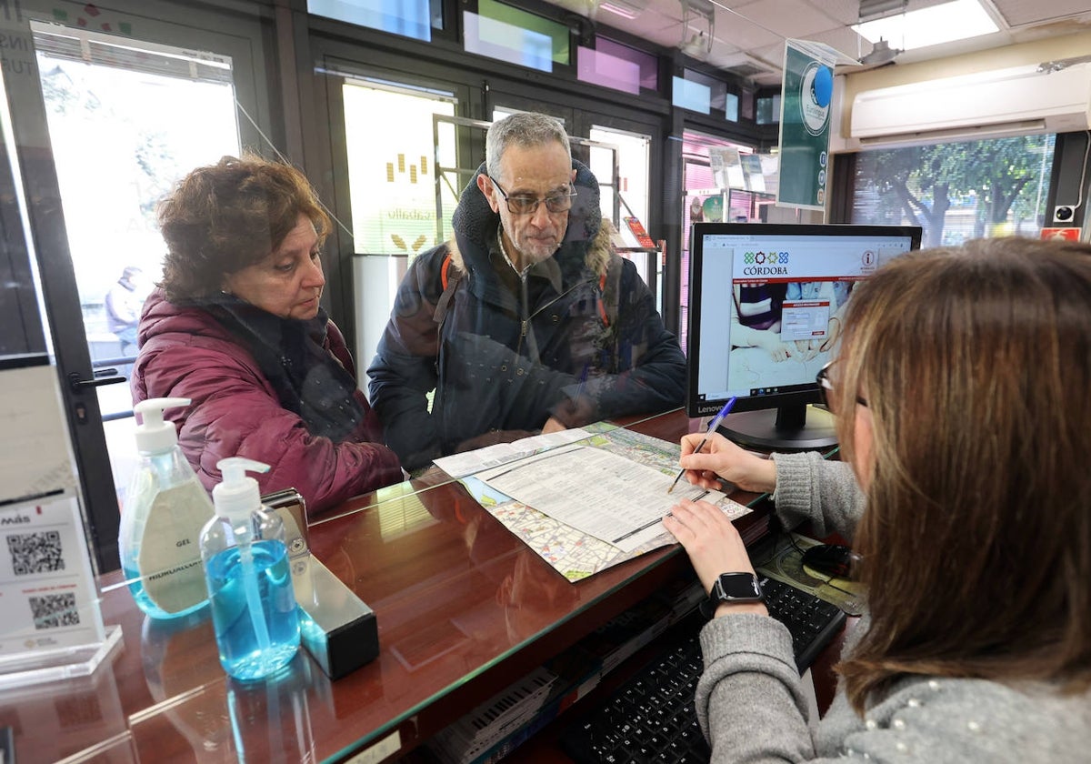 Información a turistas en la oficina del Ayuntamiento en Las Tendillas