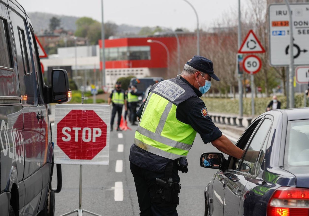 Un agente de la Policía Nacional realiza un control en Irún, muy cerca de la frontera