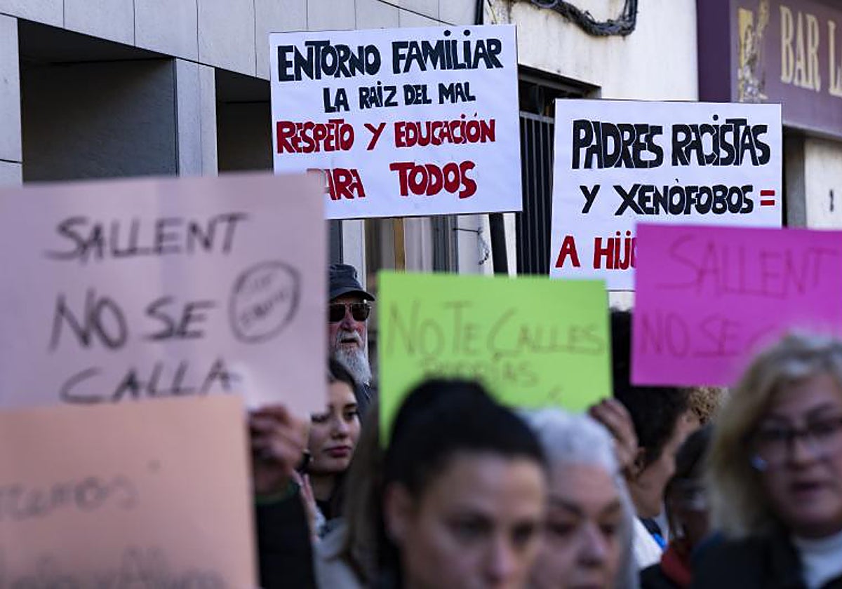 Vecinos de Sallent realizaron una manifestación de rechazo al caso